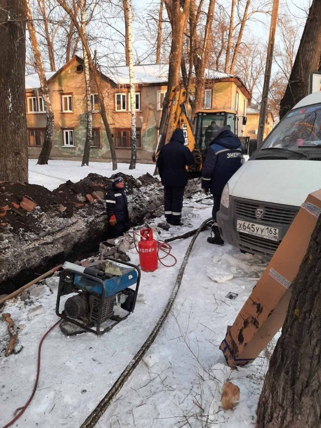 В Самаре замерзающие жители частных домов на несколько дней остались без тепла и света и перекрыли городское шоссе в знак протеста