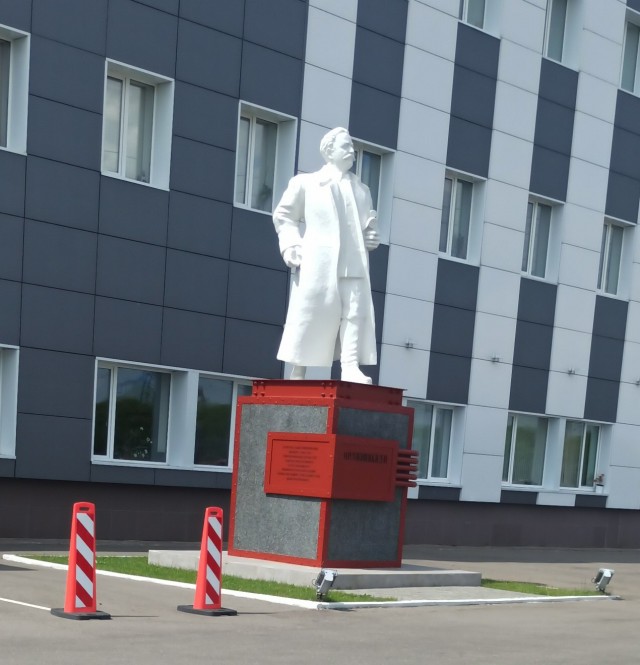 В Ревде уже шестой час пытаются разломать памятник Ленину.