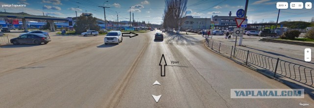 В Керчи военный грузовик наехал на легковушку — есть пострадавший.