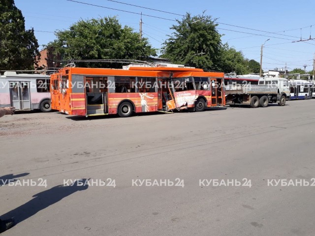 В Краснодаре троллейбус раздавил работника мойки