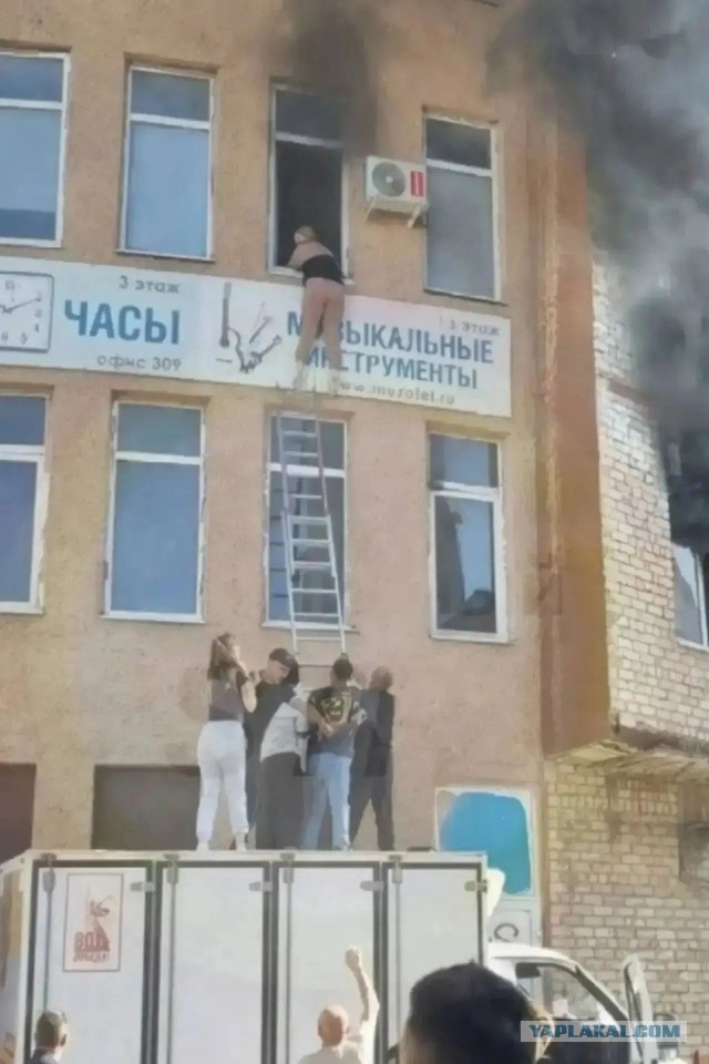 Три человека погибли при пожаре торгового комплекса "Солнечный" в Стерлитамаке