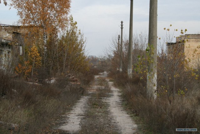Заброшенная танковая база.
