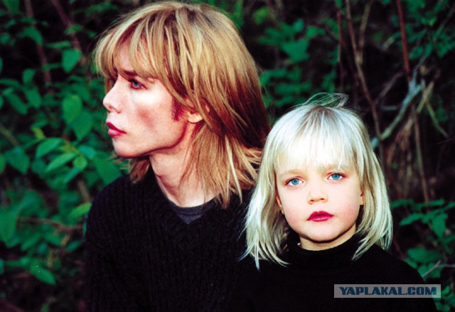 Папа делает дочке прически