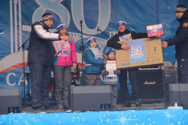 В Петрозаводске победителям "Лыжни России" вручили попкорн