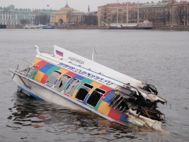 «Эта эра уже прошла». В Ульяновском речпорту разбирают на металлолом «Метеоры»