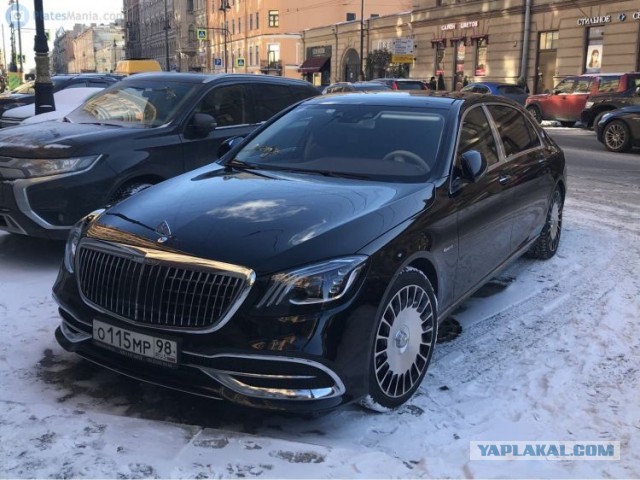 Водитель Maybach проехал по "встречке" на глазах у полиции в Петербурге