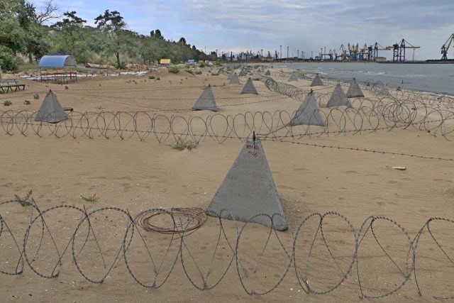 Тем временем на пляже в Мариуполе