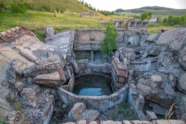 Взорванный в 70-х комплекс группового старта ядерных ракет 551-го РП