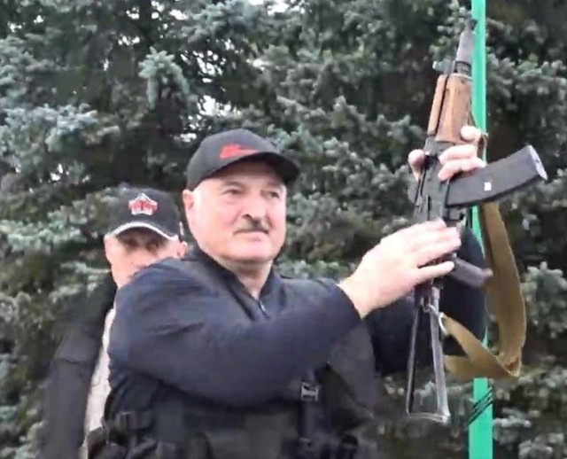 По Новошахтинску Ростовской области и его пригороду ищут мужчину с пулемётом, ранившего полицейских