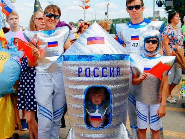Роскосмос показал макеты космической обсерватории «Спектр-РГ» и Российской орбитальной станции