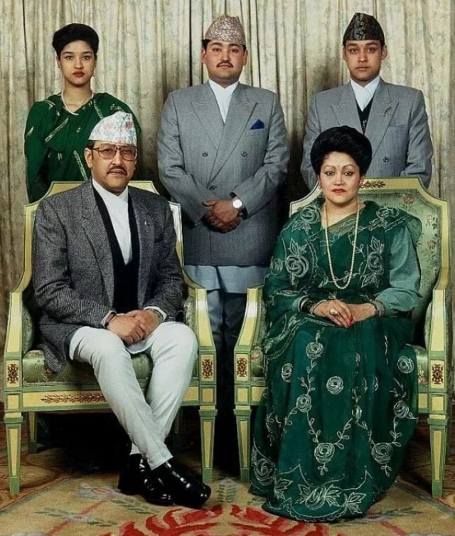 Сначала принц дал короткую очередь в воздух. А потом разрядил обойму в близких. Последнюю пулю себе