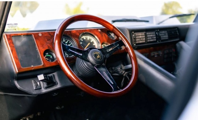 На торги выставили уникальный внедорожник Lamborghini LM002, созданный для султана Брунея