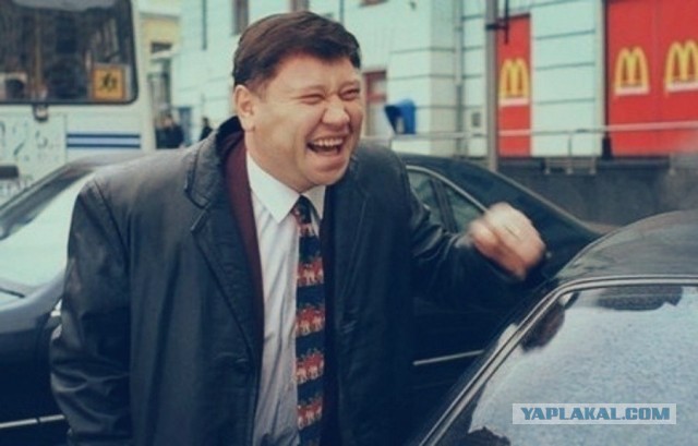 Самодельное взрывное устройство сдетонировало под автомобилем в Москве.