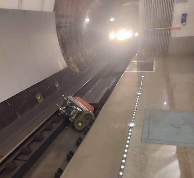 В порыве экзистенциального
отчаяния и черной зависти
к стремительным поездам,
Поломоечная машина
совершила отчаянный шаг