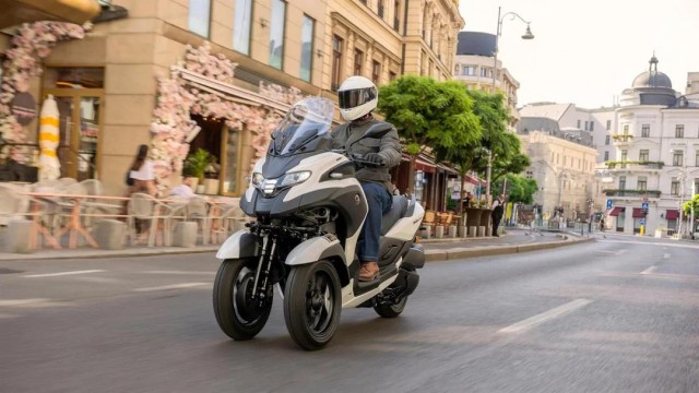 Yamaha выпустила самый безопасный мопед — со встроенной подушкой безопасности и сразу тремя колёсами для баланса