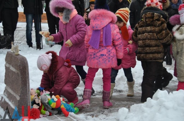 На Аллее ангелов в Донецке почтили память детей