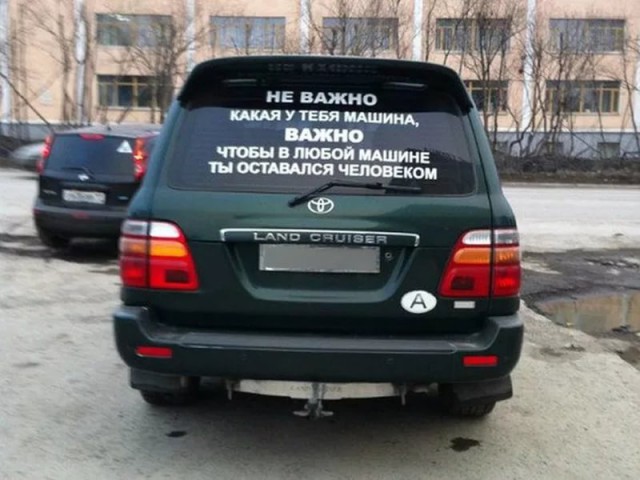 «ГИБДД - не указ»: «В001ОР» катается в Краснодаре по тротуарам, «встречке» и на красный