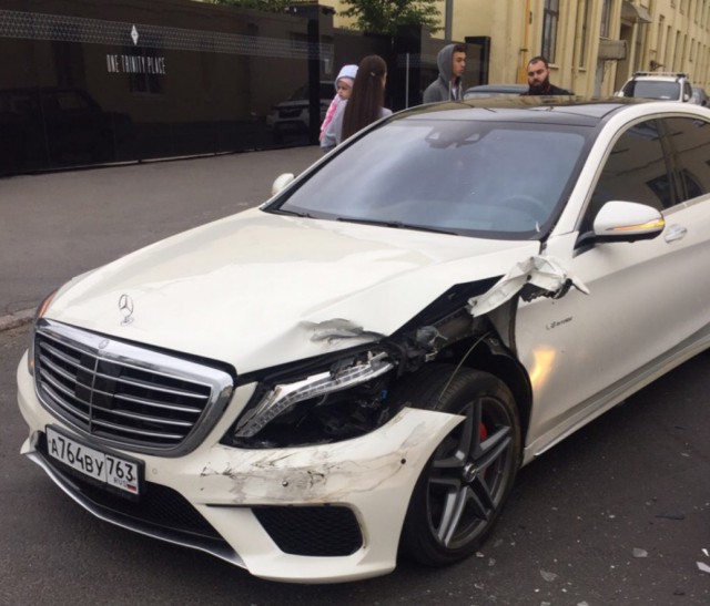 Очень дорогая помеха справа! ВАЗ 2107 протаранил AMG S63
