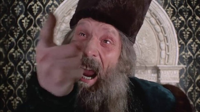 Сегодня в посёлке Юрино в Марий Эл выпускник во время линейки зарядил в лицо депутату Екатерине Вахитовой.