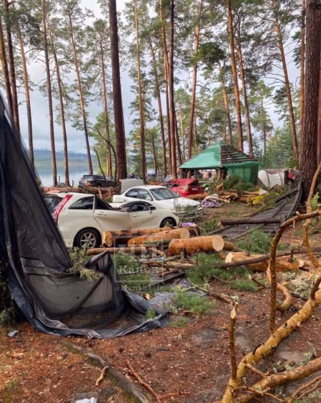 Завалило палаточный городок