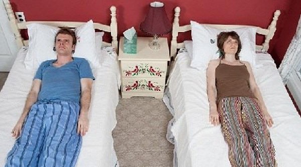 Более четверти россиян признались, что предпочитают спать с супругами раздельно