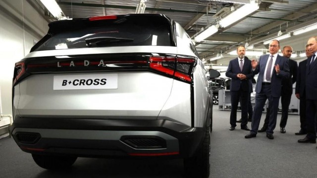 АвтоВАЗ показал сразу две новинки — кроссоверы Lada B+ Cross и Lada T-134