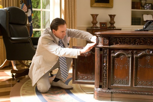 Трамп приказал убрать легендарный стол Resolute Desk из Овального кабинета из-за козявки сына Маска