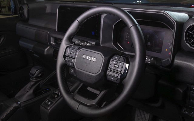 Toyota начала продажи компактного рамного внедорожника Land Cruiser FJ («бэби-Крузак»). Цена в базе - от 3,2 млн рублей