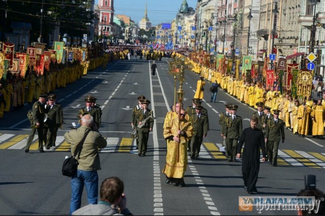 Протест дальнобойщиков в СПБ! Водители перекрыли машинами автомагистраль открытую Путиным.