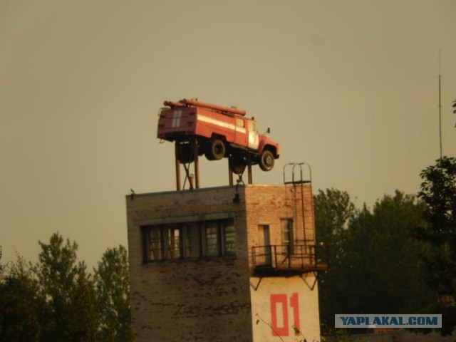 Автомобили на постаменте