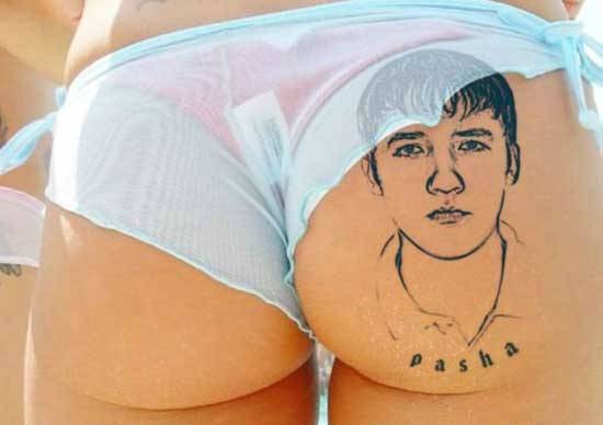 Любовь зла - тату любимого на попе!