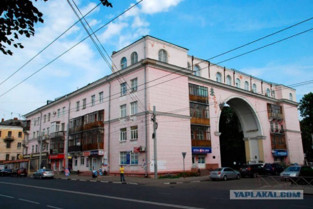Почему у дома на Земляном валу такая огромная арка?