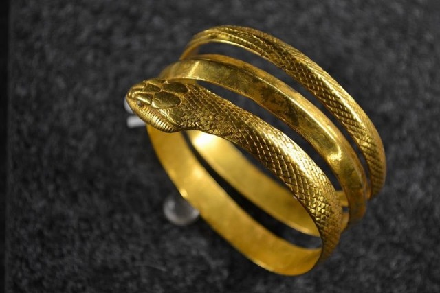 Вторая часть публикации: "Золотой браслет рабыни, подаренный ей господином две тысячи лет назад"