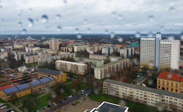 В подъездах оставляют коляски с великами?!
