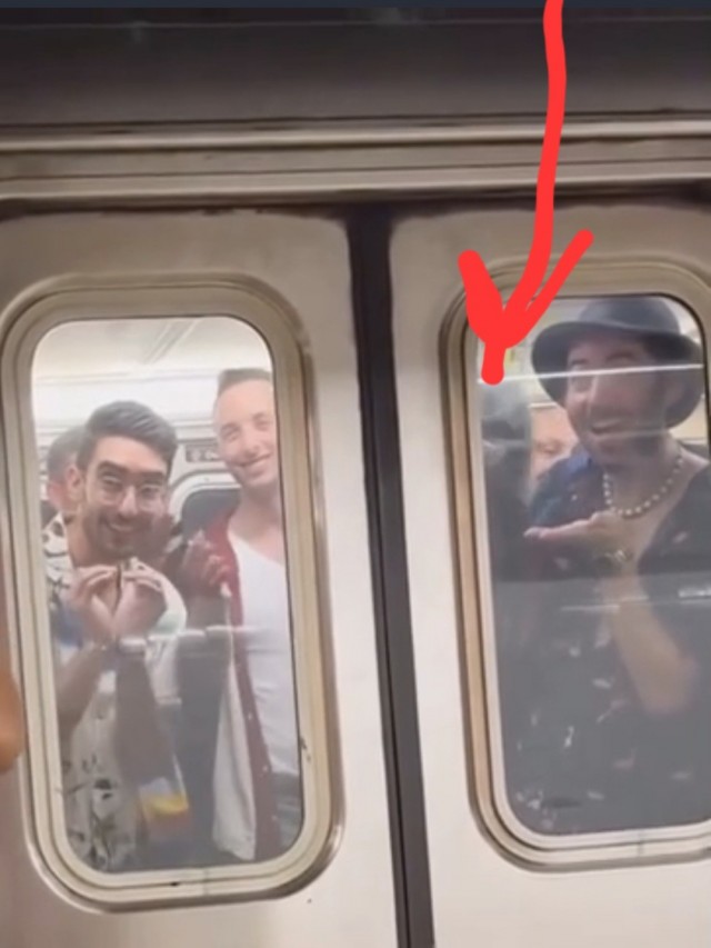 Девушка дарит приятные эмоции