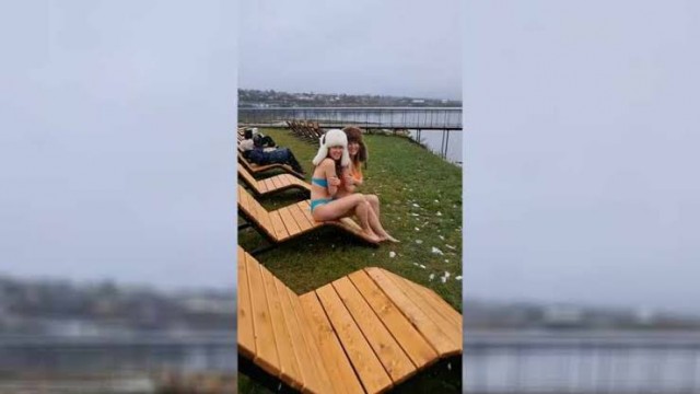 «Похоже открыли пляжный сезон»: в пермской Лысьве в ноябре установили шезлонги на набережной.
