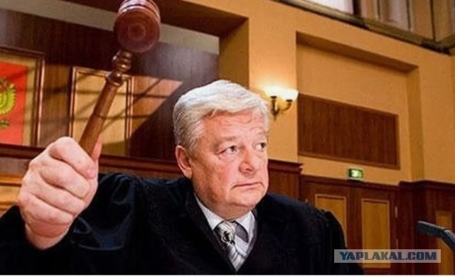 В пермском автобусе подросток курил и за замечание сильно пнул женщину в живот — она осела на пол, другие побоялись связываться.
