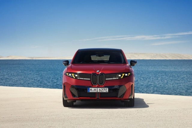 BMW представила электрический кроссовер iX4 с уже знакомым дизайном