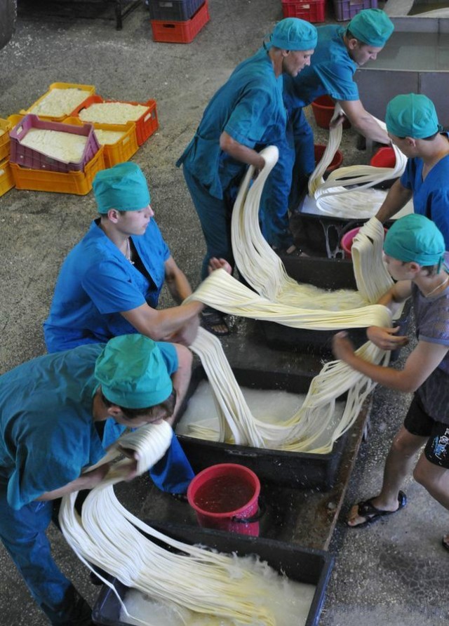 Как в Хакасии делают ниточный сыр