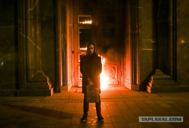 Художник поджёг входную дверь ФСБ