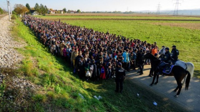 Беженцы плывут