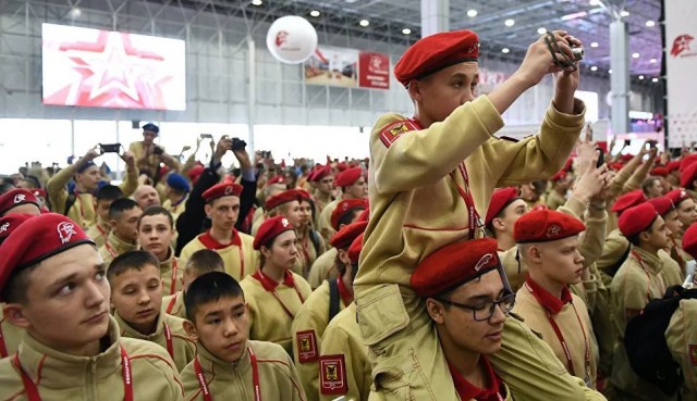 Более 20 вузов заявили, что дадут дополнительные баллы к ЕГЭ участникам патриотического движения «Юнармия»