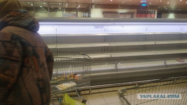Как выглядят магазины Европы на фоне пандемии коронавируса. Фоторепортаж