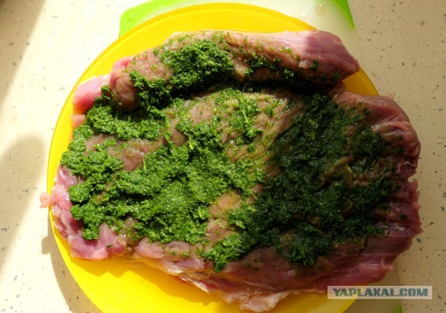 Хрустящий рулет из свинины с латиноамериканским аккомпанементом