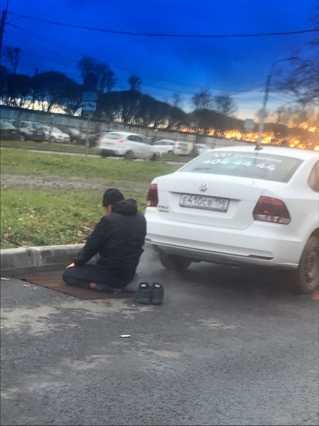 В Петербурге таксист перепугал водителей, когда начал молиться прямо на проезжей части