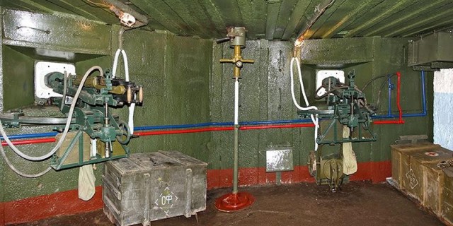 В элитном подмосковном посёлке Вешки ФСБ проводит масштабную спецоперацию - местный житель отстреливается из дома