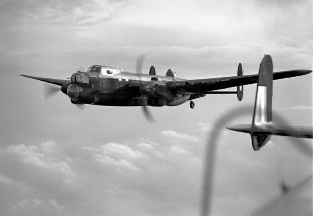 Авро Ланкастер - самый лучший и самым массовый тяжелый бомбардировщик Великобритании