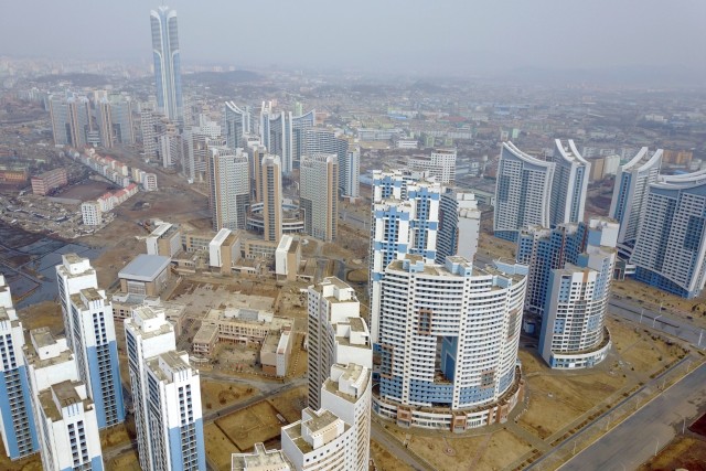 Ким Чен Ын посетил стройку жилых домов на 10 тыс. квартир в районах Сонсин и Сонхва