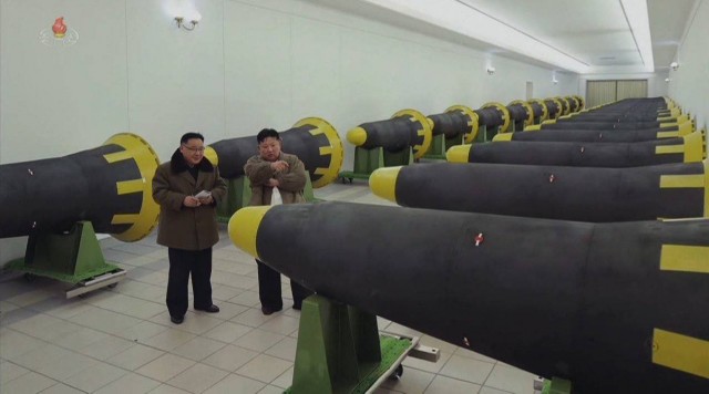 Ким Чен Ын вместе с дочерью осмотрел склад с ракетами KN-23, способными нести ядерный заряд