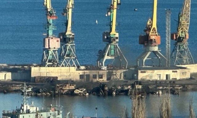 В порту Феодосии слышны взрывы - возможно взорван БДК Новочеркасск